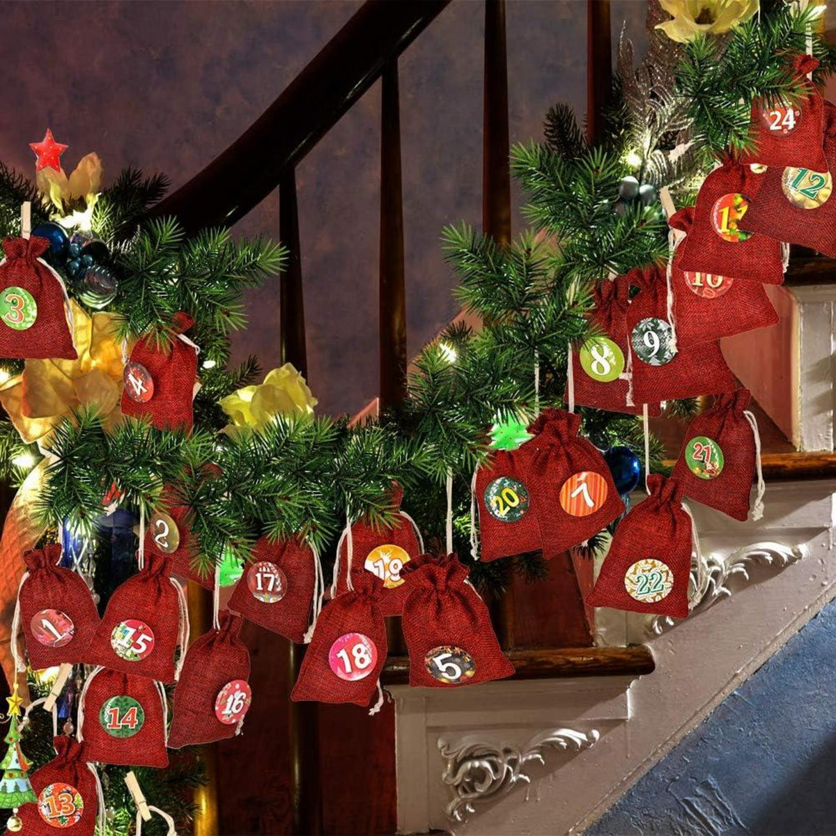 Adventskalender Kette zum Befüllen und Aufhängen 24 Zahlen Buttons Rot