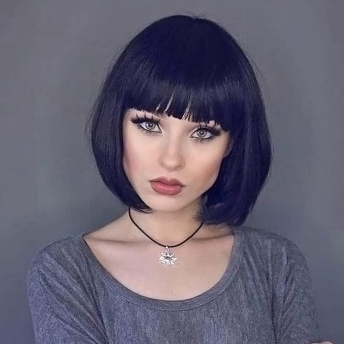 Kurze schwarze Bob Perücke mit Pony – Synthetisch & Vielseitig