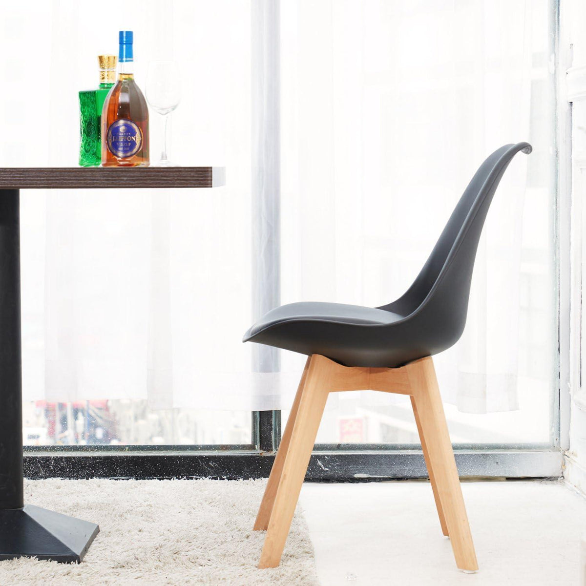 Modernes Esstisch-Set für 4-6 Personen mit Massivholzbeinen