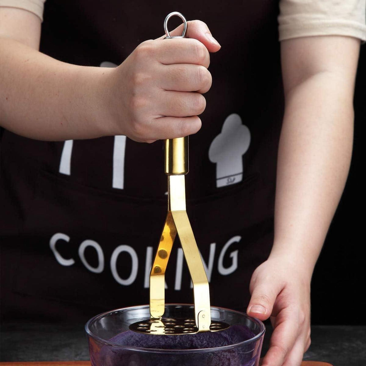Kartoffelstampfer Edelstahl goldbeschichtet, ergonomisch