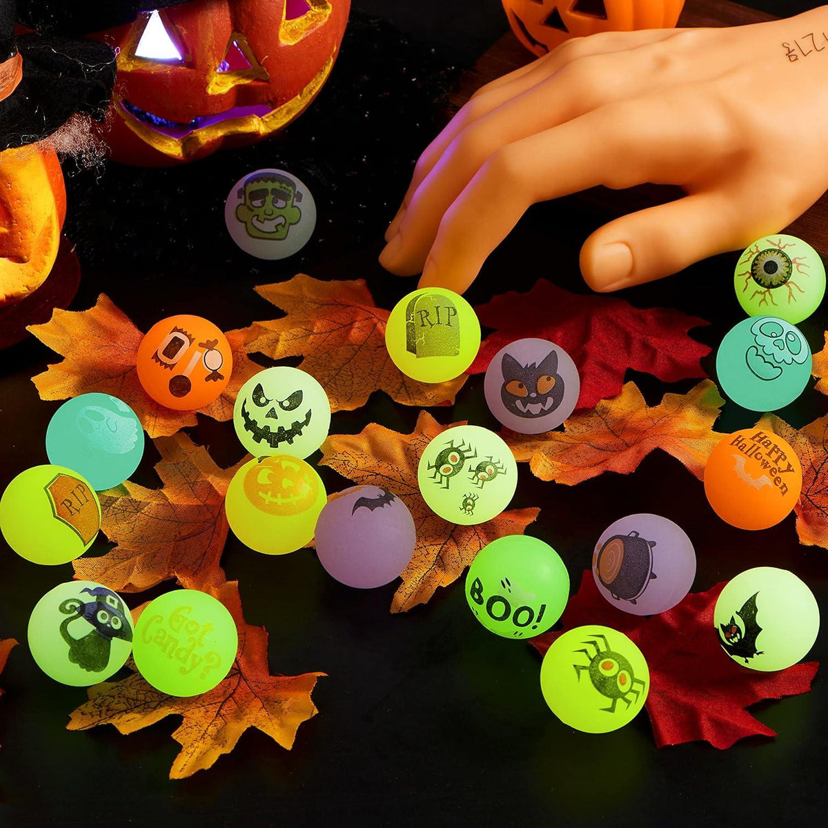JOYIN 100 Stück Halloween Flummi im Dunkeln leuchtende Bälle 32mm Halloween Party Hüpfball