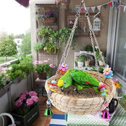 Handgewebtes Vogelnest aus Stroh mit Glocken