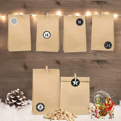 Adventskalender Kraftpapiertüten mit Aufklebern und Klammern