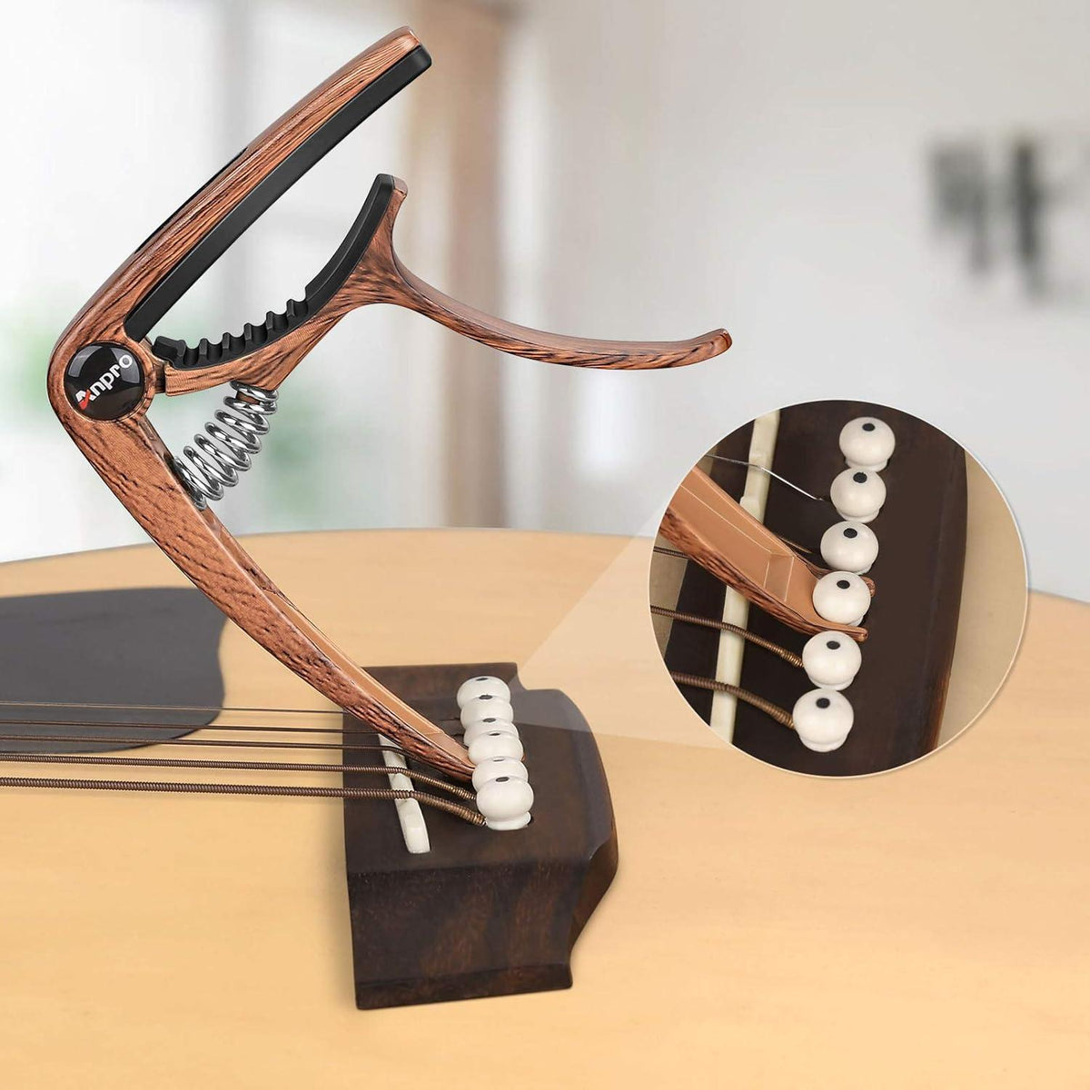 Anpro Gitarre Kapodaster mit 6 Plektron Picks Holzfarbe Deluxe