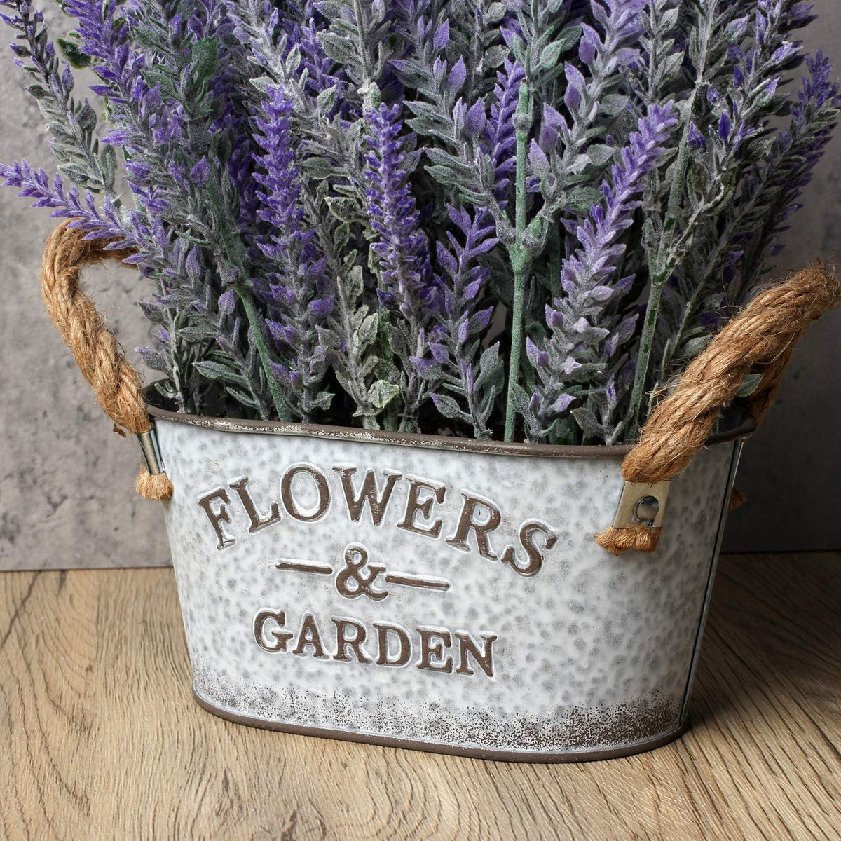 Künstlicher Lavendel im Shabby Metalltopf