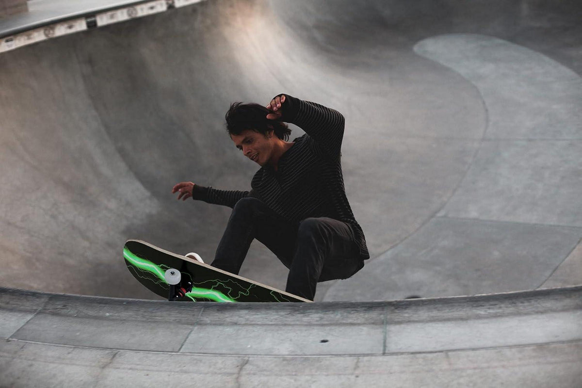 Skateboard Blitz 31x8 Zoll 8-lagiges Ahornbrett symmetrisch geneigt