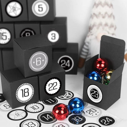 Adventskalender zum Befüllen, 24 schwarze Boxen mit Zahlenaufklebern