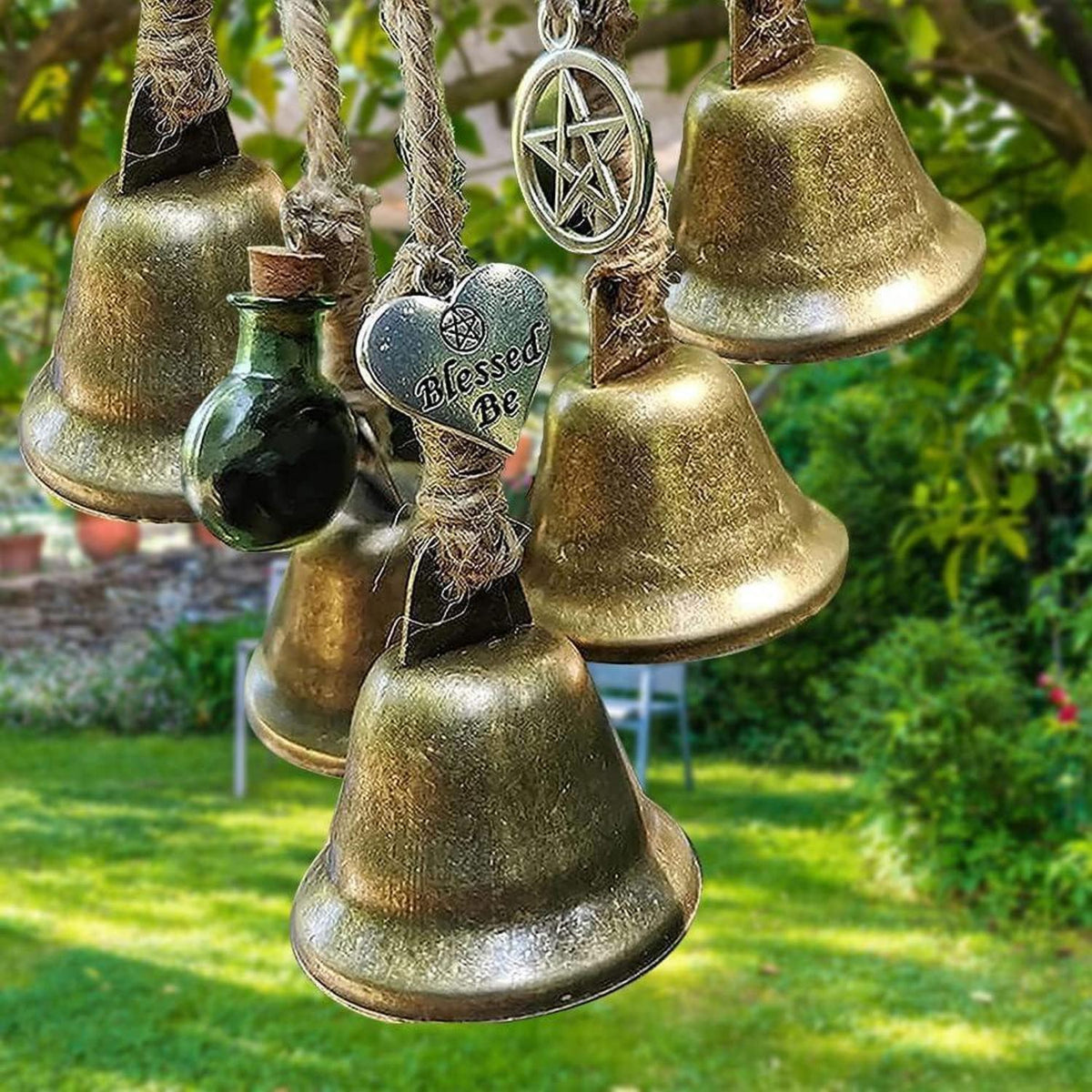 Hexenglocken Windspiel mit Schutzamuletten für den Garten