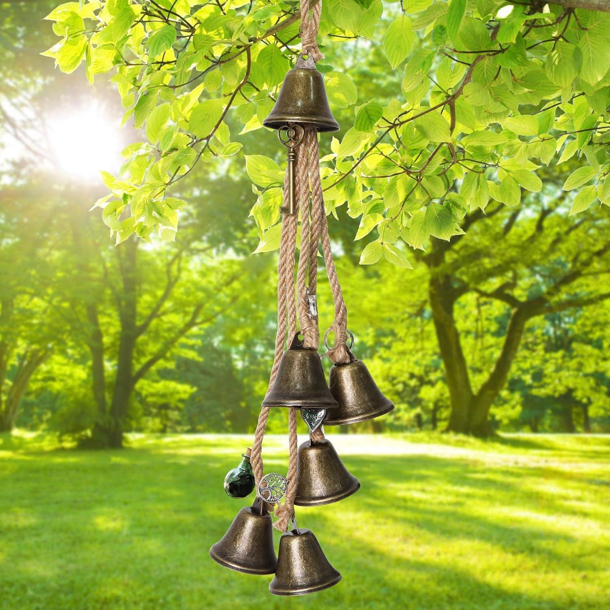 Hexenglocken Windspiel mit Schutzamuletten für den Garten