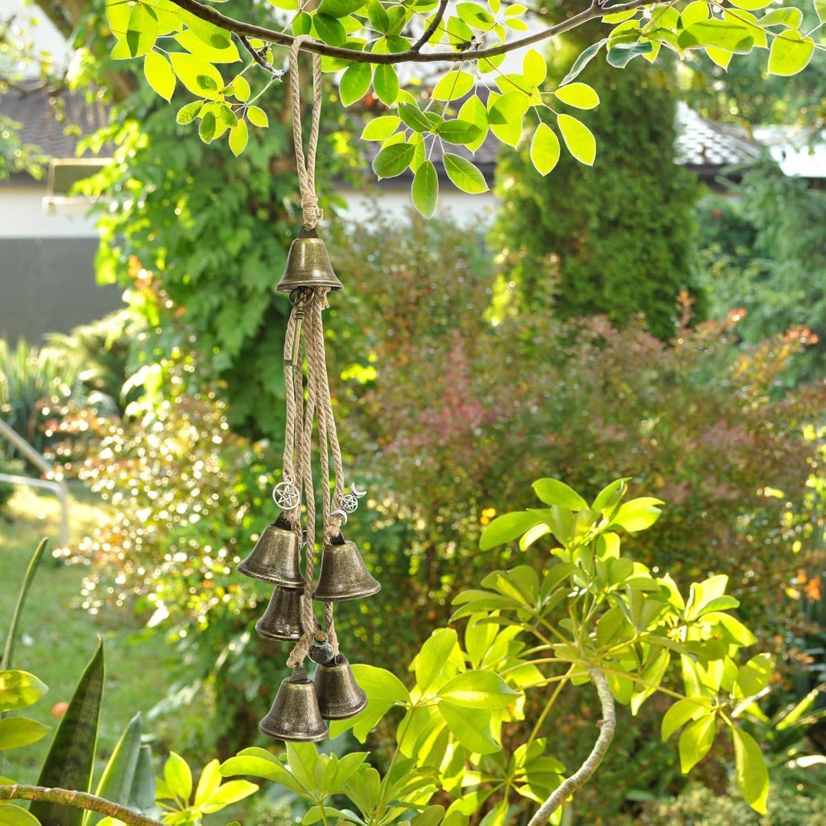 Hexenglocken Windspiel mit Schutzamuletten für den Garten