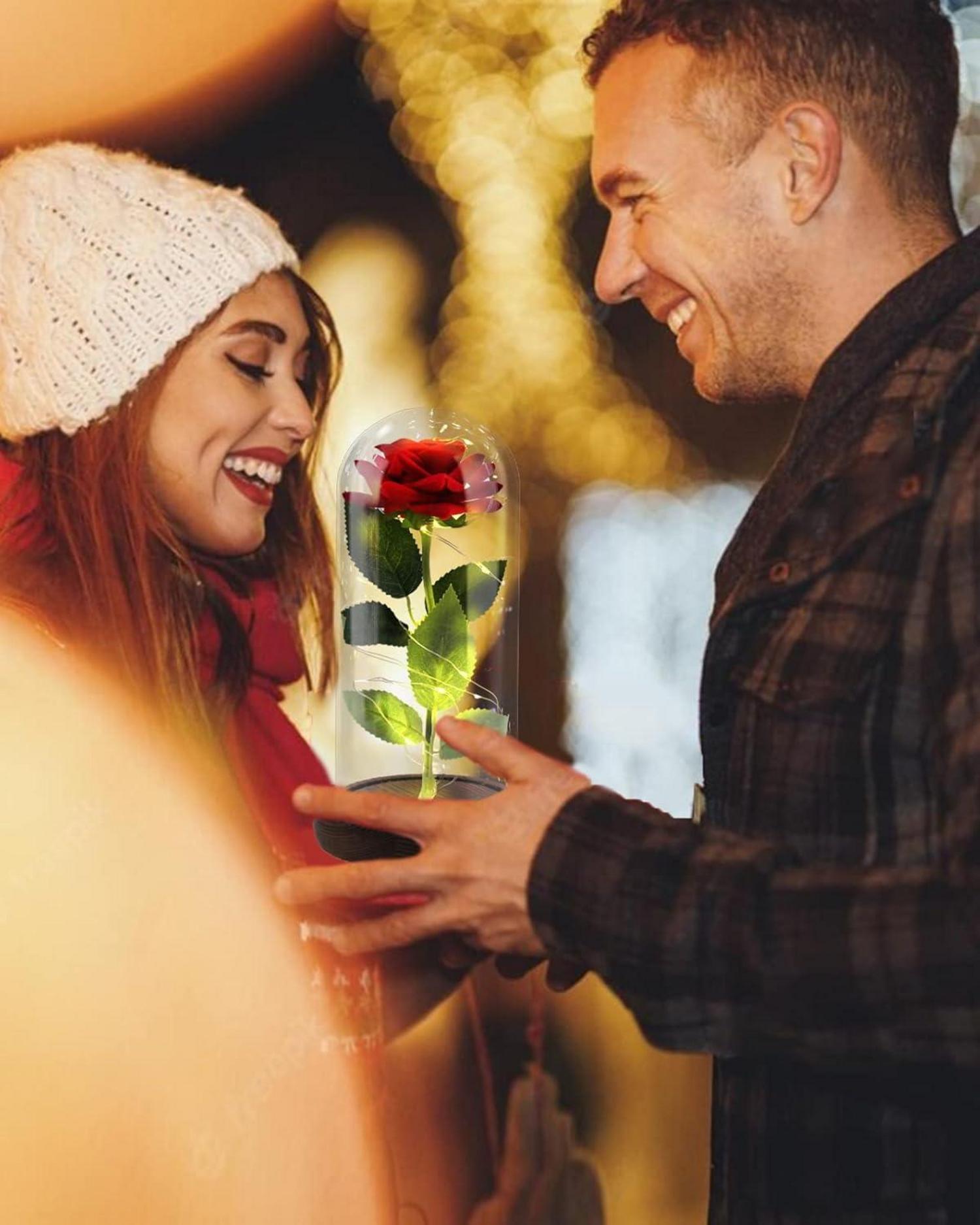 Ewige Rose in Glaskuppel mit LED Licht auf Holzsockel