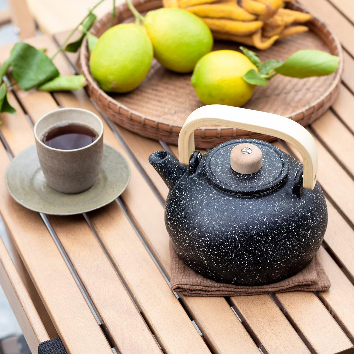 Gusseisen-Teekanne mit Infuser, 1300ml, Holzgriff
