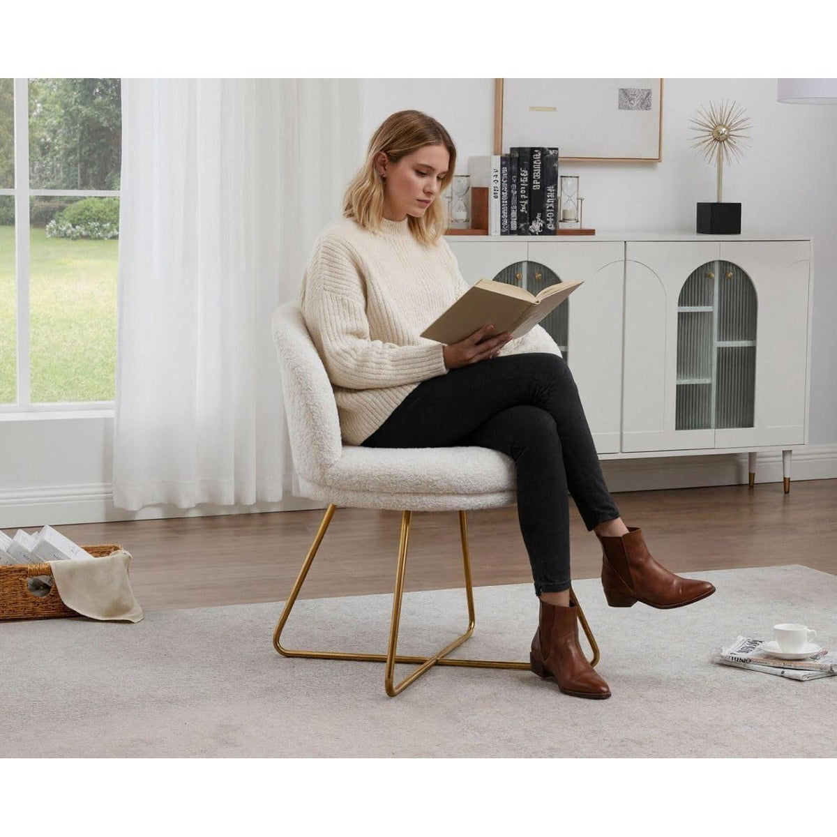 Gepolsterter Kunstfell Sessel – Weiß, Wohnzimmer & Schlafzimmer