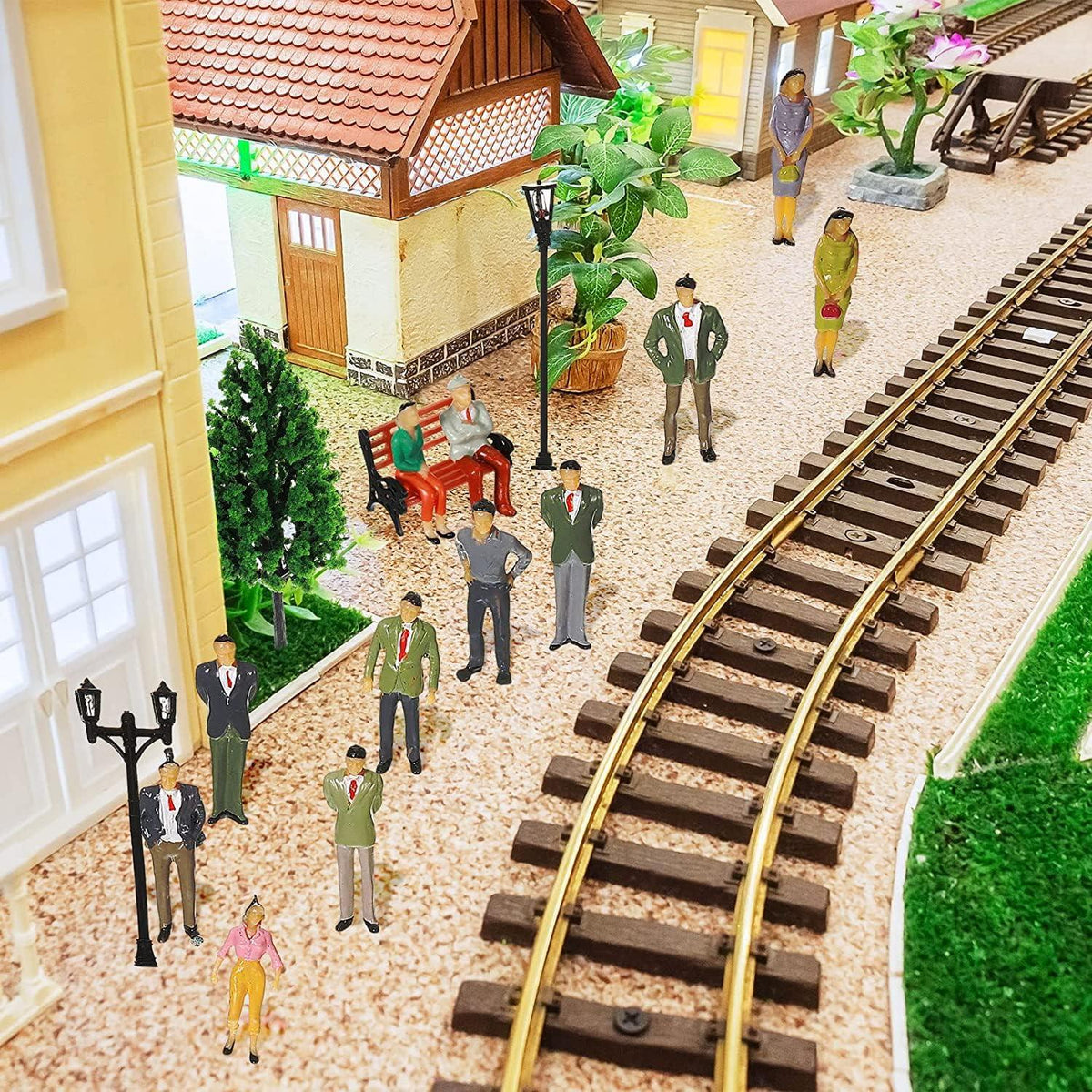 60x Miniatur Figuren Sitzend Stehend Bemalt Spur H0 1:87
