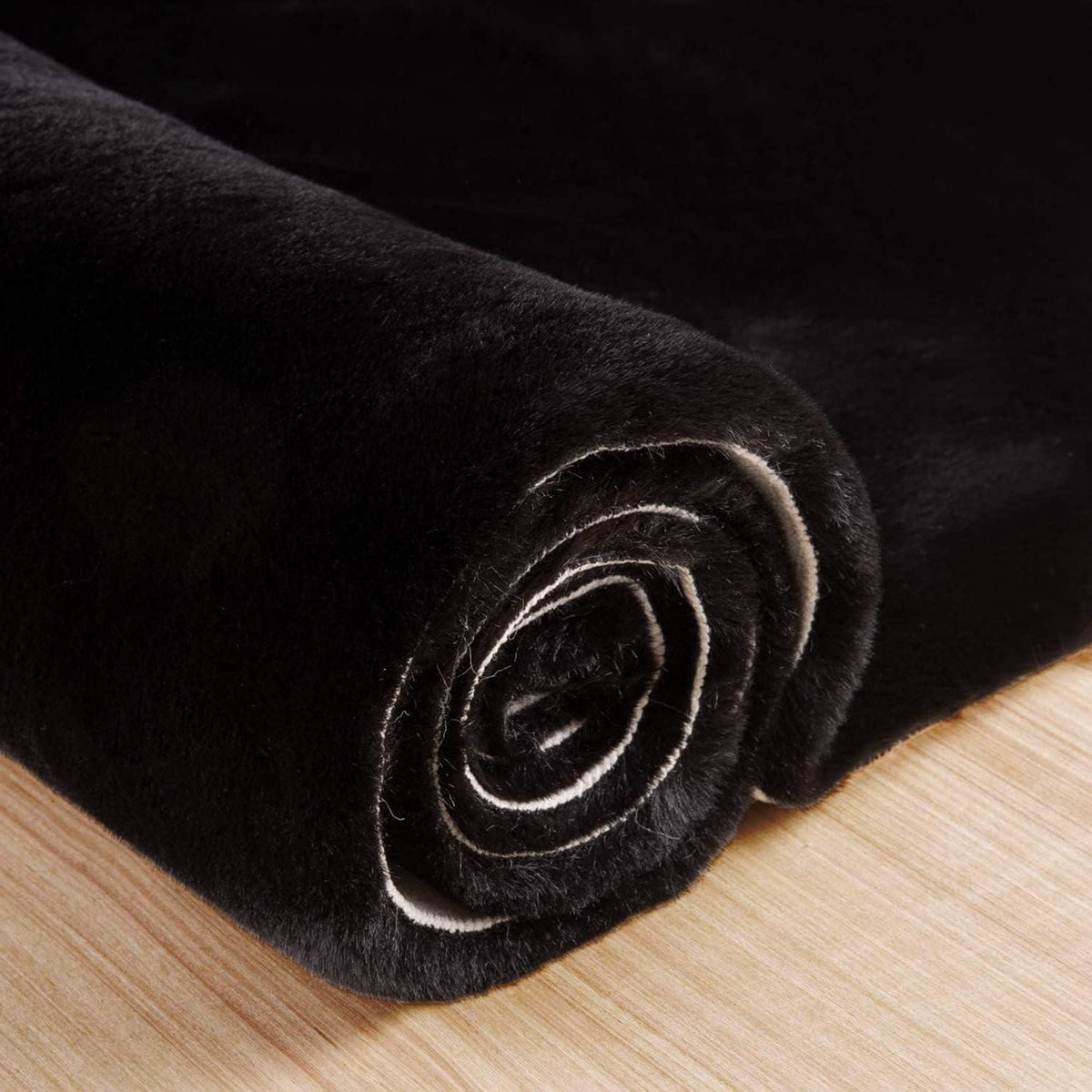 Flauschiger Kunstfell Teppich Schwarz 180x270 cm – Weicher Wohnteppich