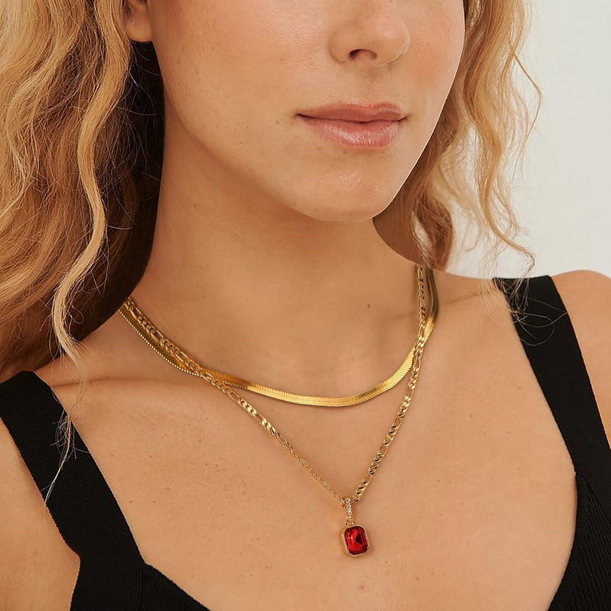 Mesovor Goldene Geschichtet Ketten Halskette mit Kristallanhänger, 18 Karat Vergoldet, Figaro Schlangenkette, für Frauen Mädchen Rot