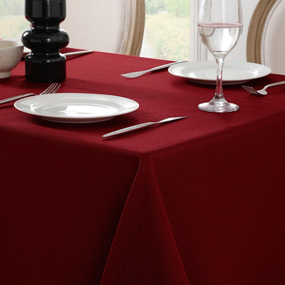 Rote Tischdecke geometrisch 150x210 cm – Jacquard & Flüssigkeitssicher
