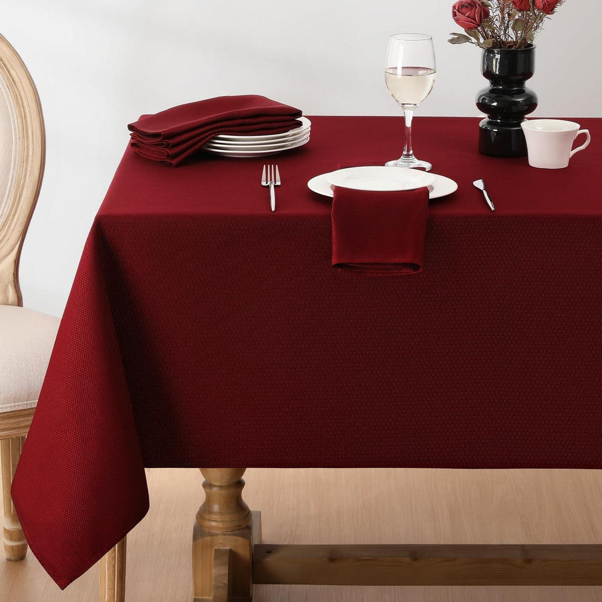 Rote Tischdecke geometrisch 150x210 cm – Jacquard & Flüssigkeitssicher