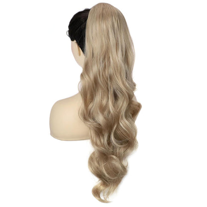 Langer, aschblonder Pferdeschwanz mit Locken und Kordelzug