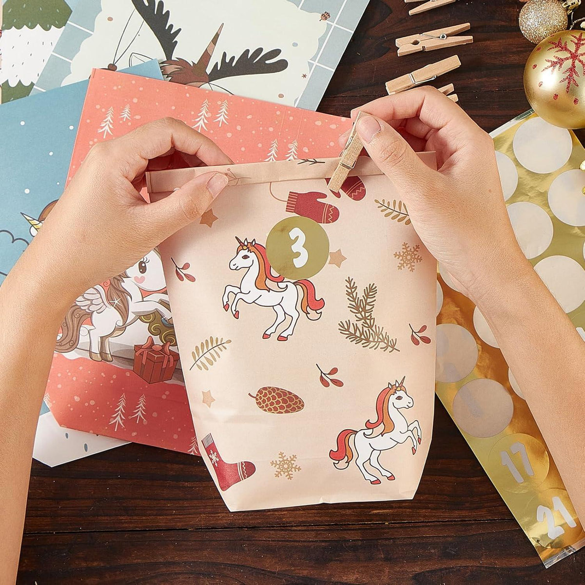 Adventskalender Einhorn Motiv 24 bedruckte Tüten mit Zahlen Aufklebern