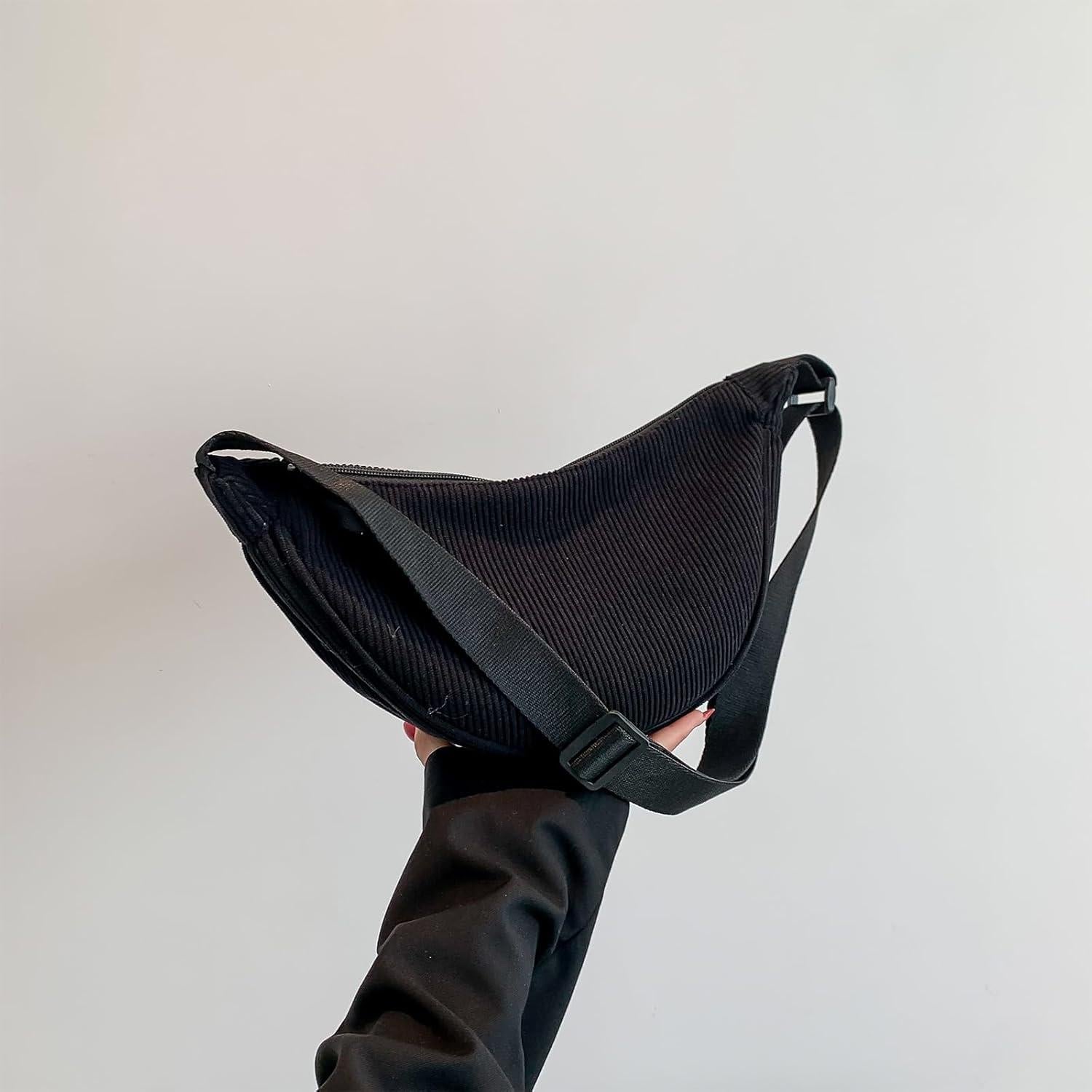 Kleine Halbmondtasche aus Cord in A-schwarz mit verstellbarem