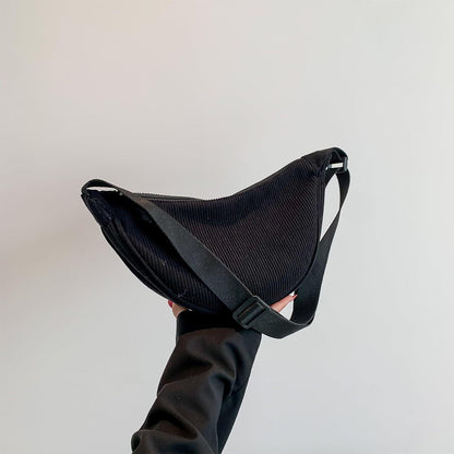 Kleine Halbmondtasche aus Cord in A-schwarz mit verstellbarem