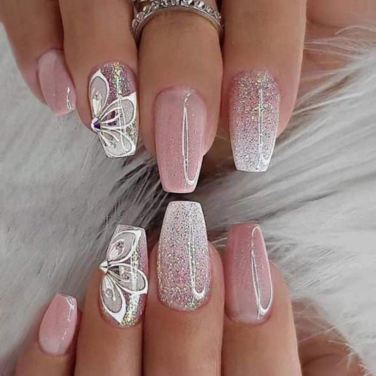 24 Weiße Sargnägel mit Schmetterling – Pink French Press On Nails