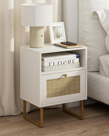 Rattan Nachttisch mit Schublade und Regal, goldener Rahmen