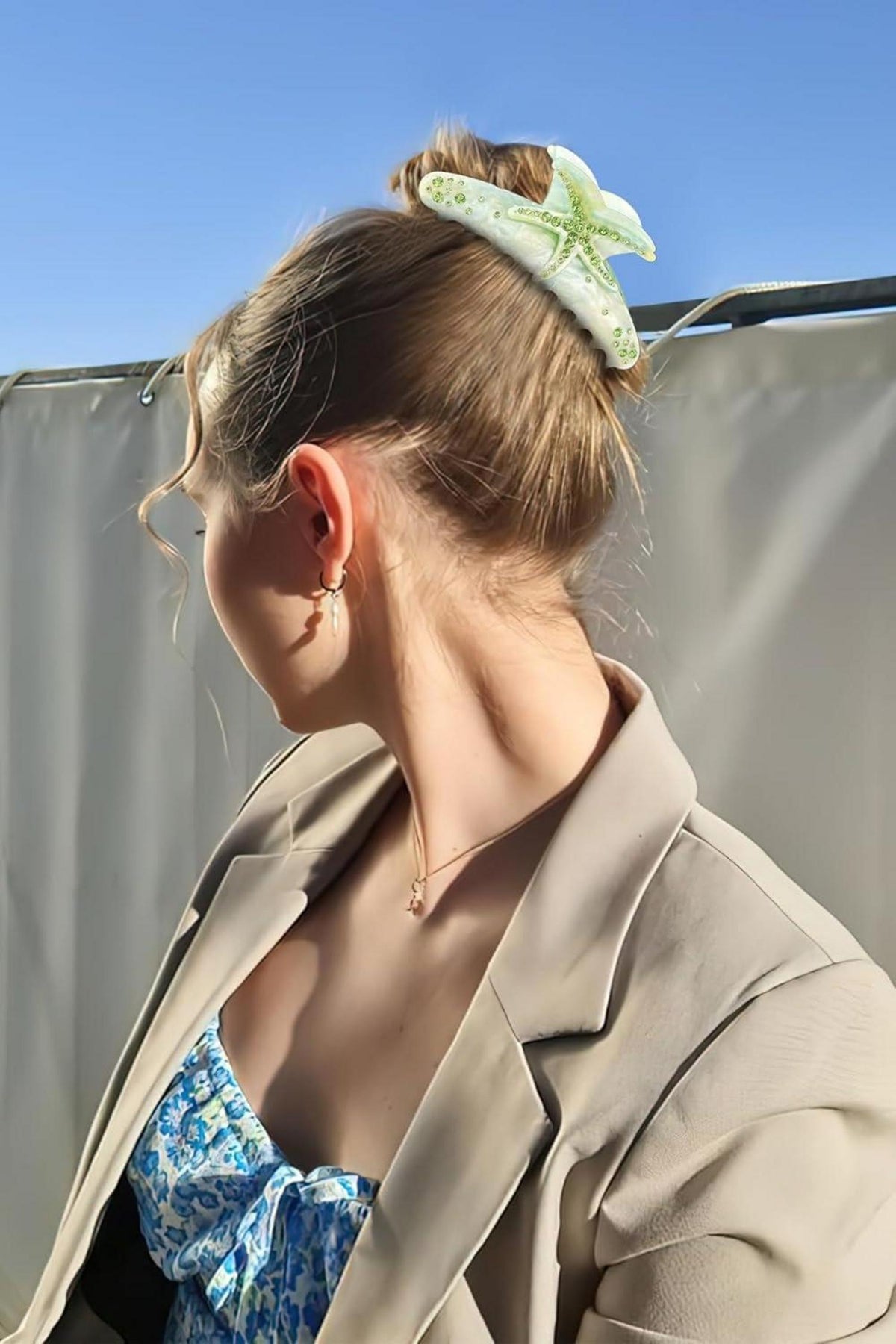 Elegante Haarspange mit Meeresmotiv und Strass, grünes Design. Ideal als