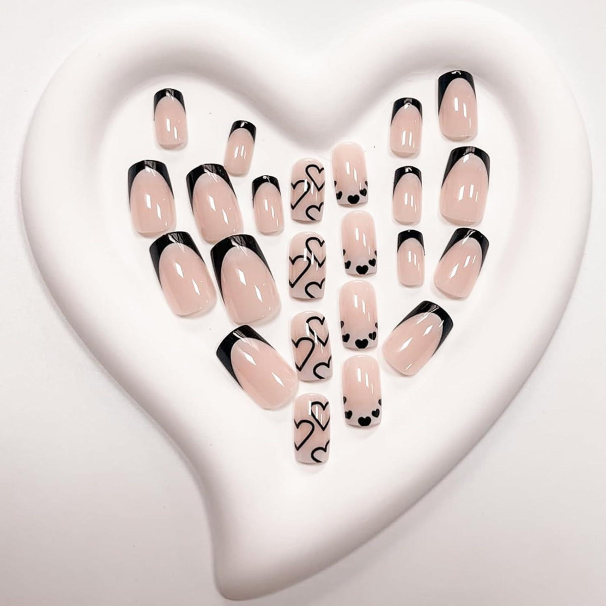 Französische Press On Nails mit Herz – 24 Stück Schwarz Weiß