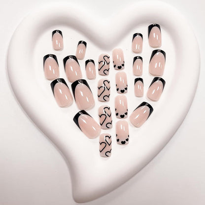 Französische Press On Nails mit Herz – 24 Stück Schwarz Weiß
