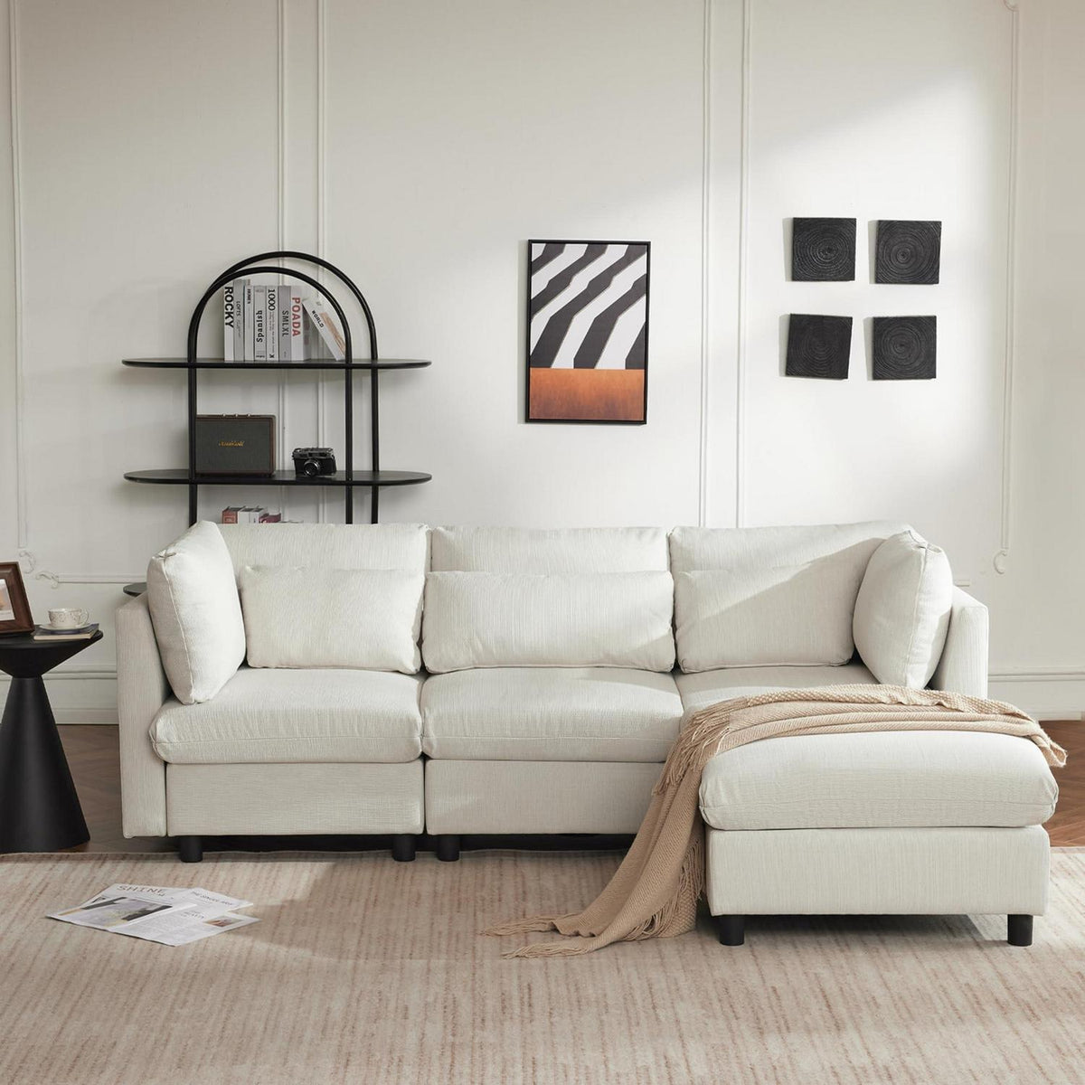 Modernes Dreisitzer-Sofa mit Fußhocker – Beige