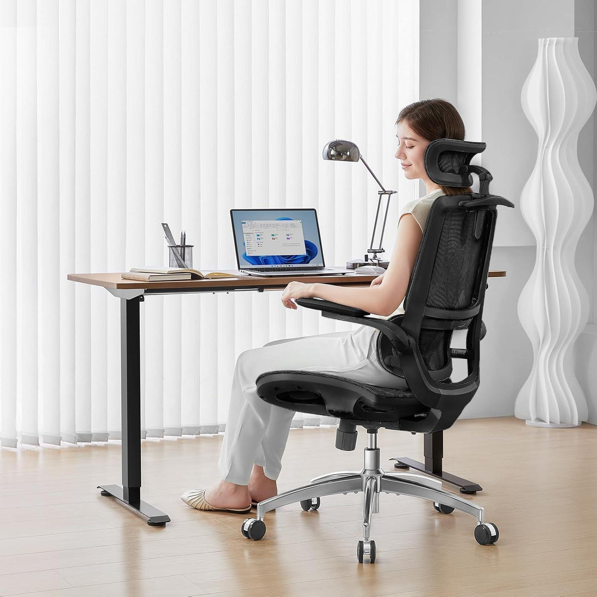 Ergonomischer Bürostuhl mit hochklappbaren