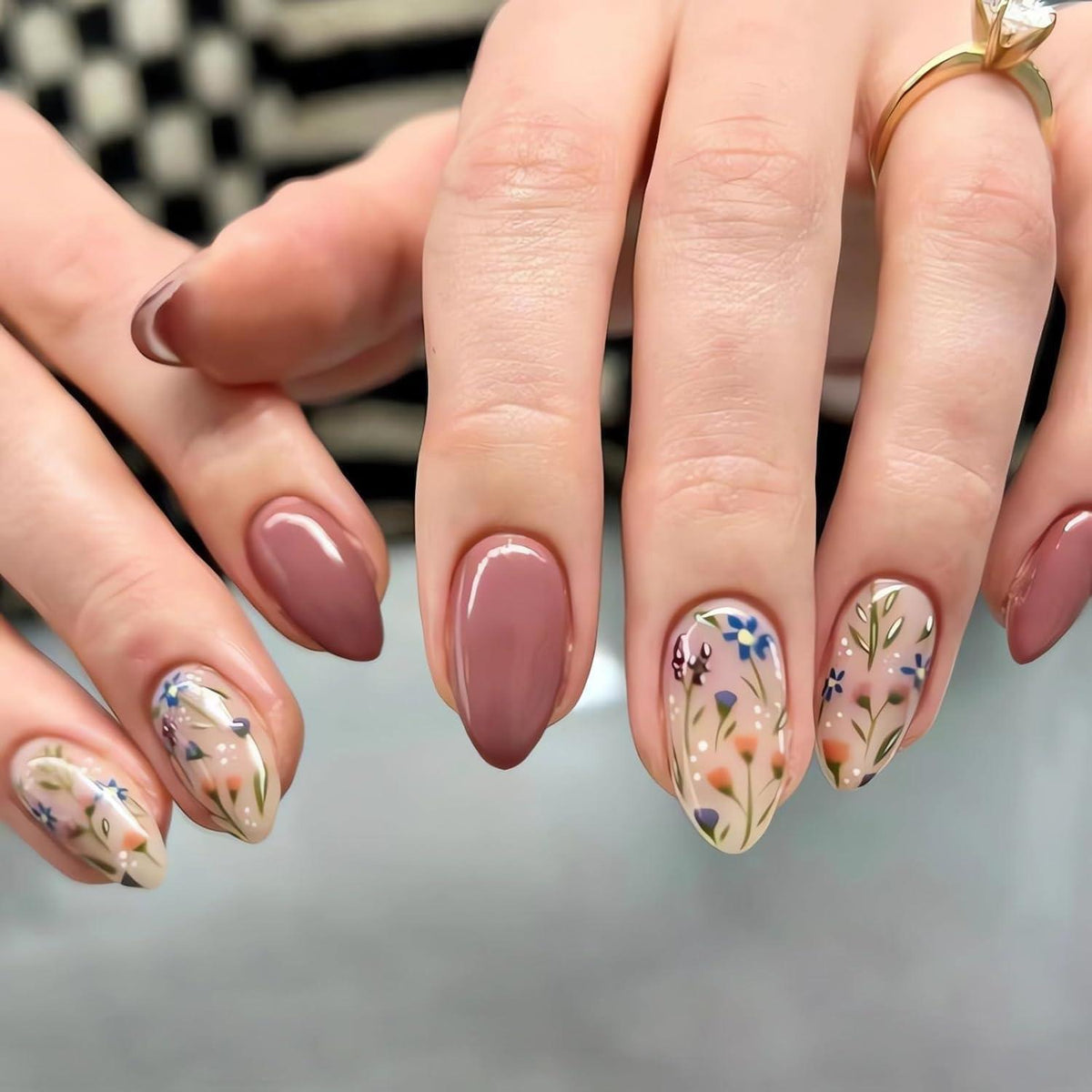 Coffee Pink Nägel Zum Aufkleben – Kurze Mandel Nägel mit Blumenmuster