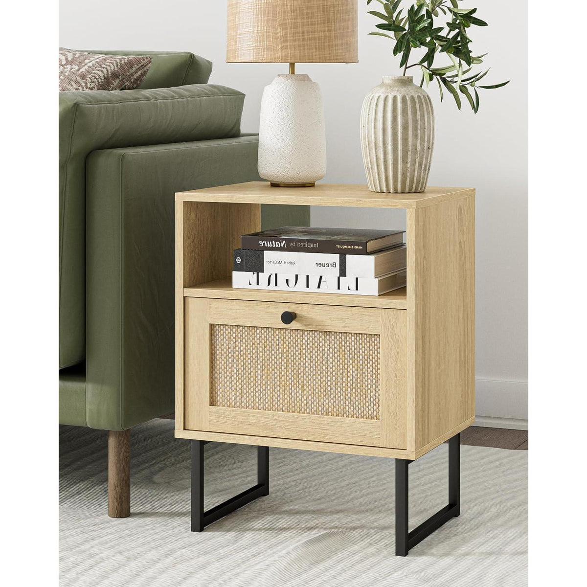 Boho Nachttisch aus Rattan mit Eichenregal und Schublade