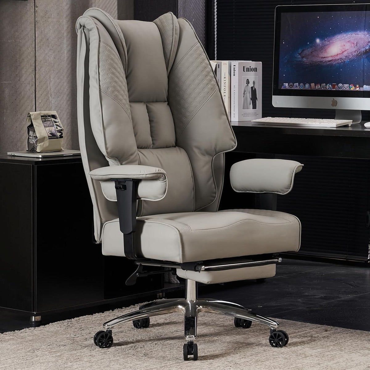 Ergonomischer Bürostuhl mit hoher Rückenlehne und verstellbaren