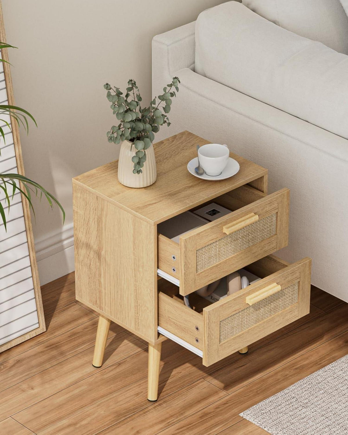 Rattan Nachttisch mit Schublade und Holzbeinen in Gelb