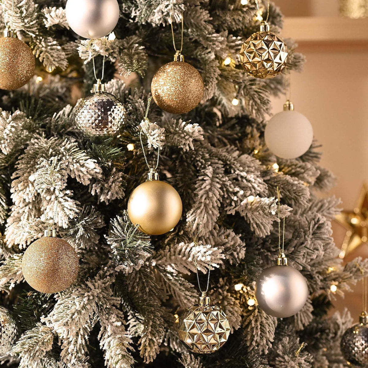 50 Weihnachtskugeln Weiß Gold Kunststoff mit Aufhänger