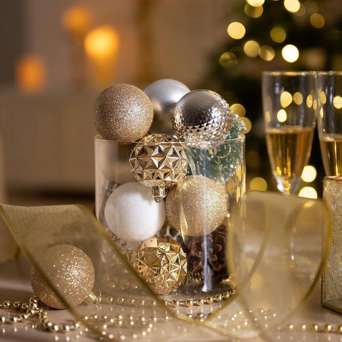 50 Weihnachtskugeln Weiß Gold Kunststoff mit Aufhänger