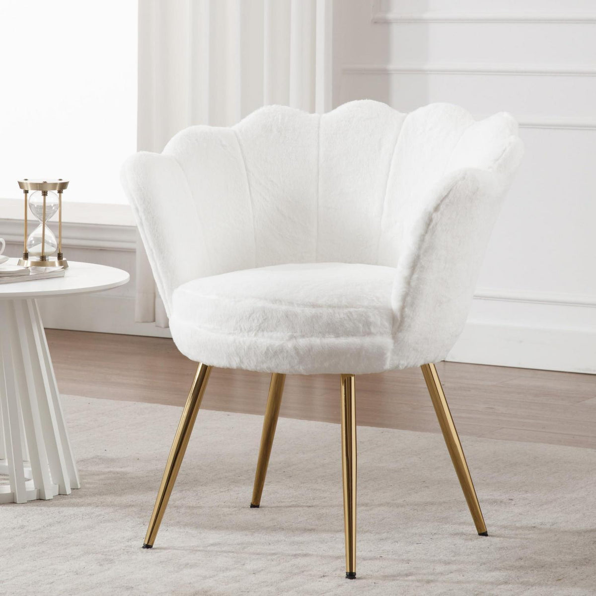 Teddystoff Muschel Sessel mit goldenen Beinen