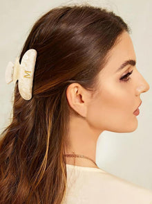 Damen Acryl-Haarklammer Buchstabe M Beige, Gold-Detail