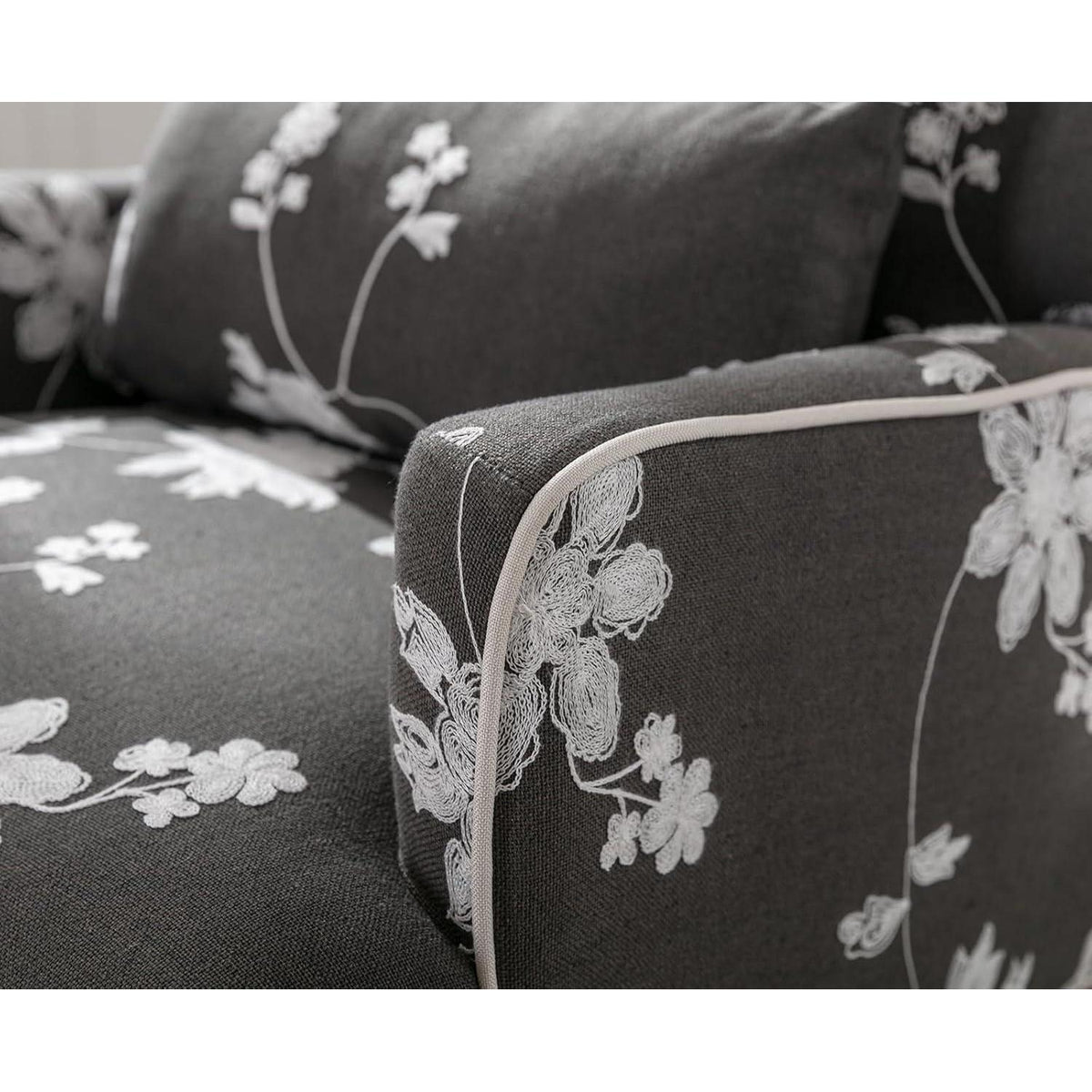 Vintage Sessel mit Armlehne & Blumenmuster – Bequemer Loungesessel