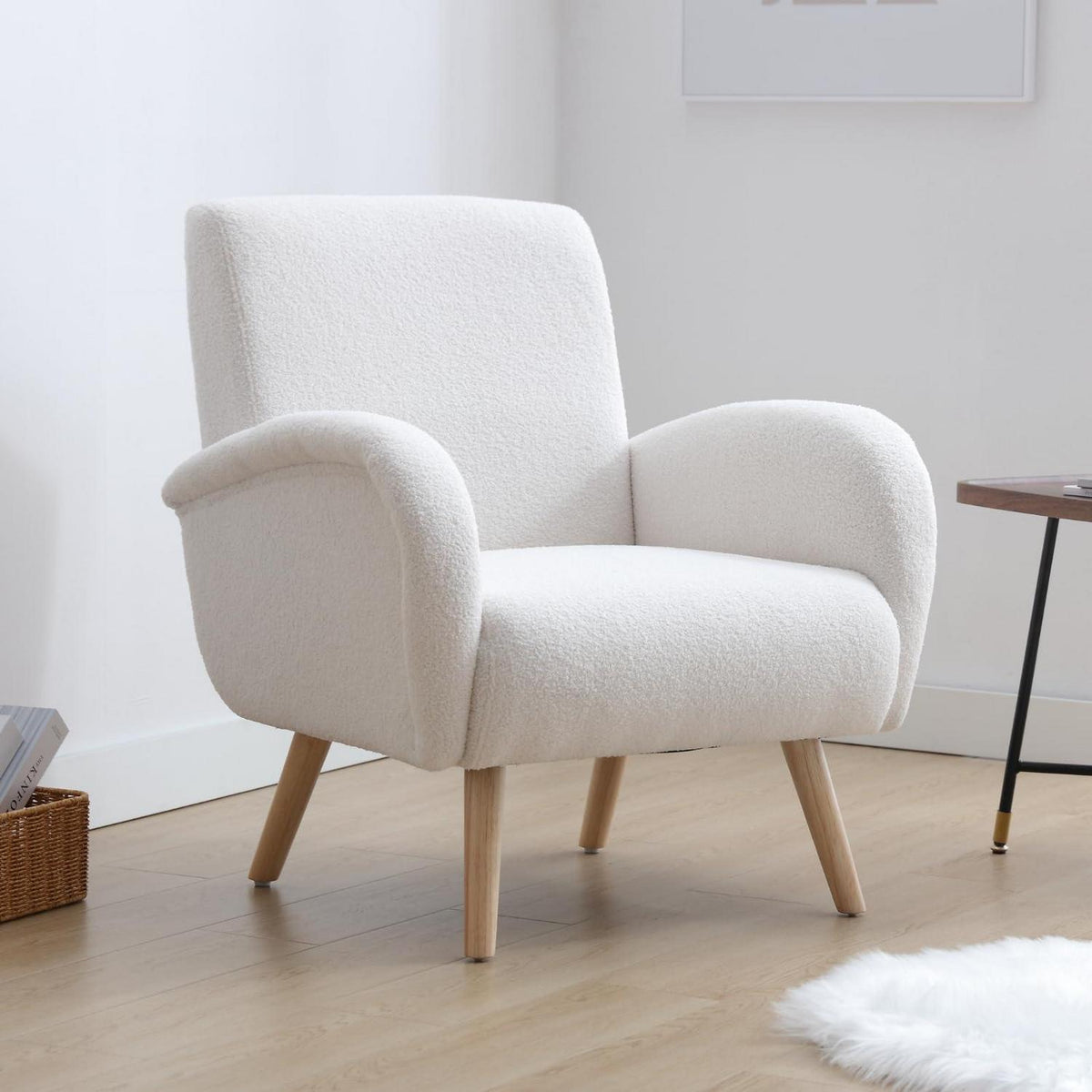 Weißer Kunstfell Sessel mit Holzbeinen – Wohnzimmer Lounge Sessel