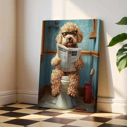 Gerahmtes Leinwandbild Pudel auf Toilette liest Zeitung
