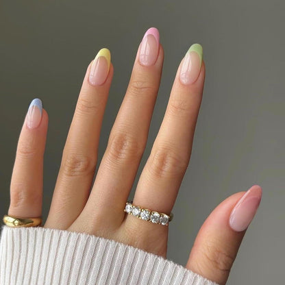 Kurze French Tip Nägel zum Aufkleben – Bunt & Mandel Form