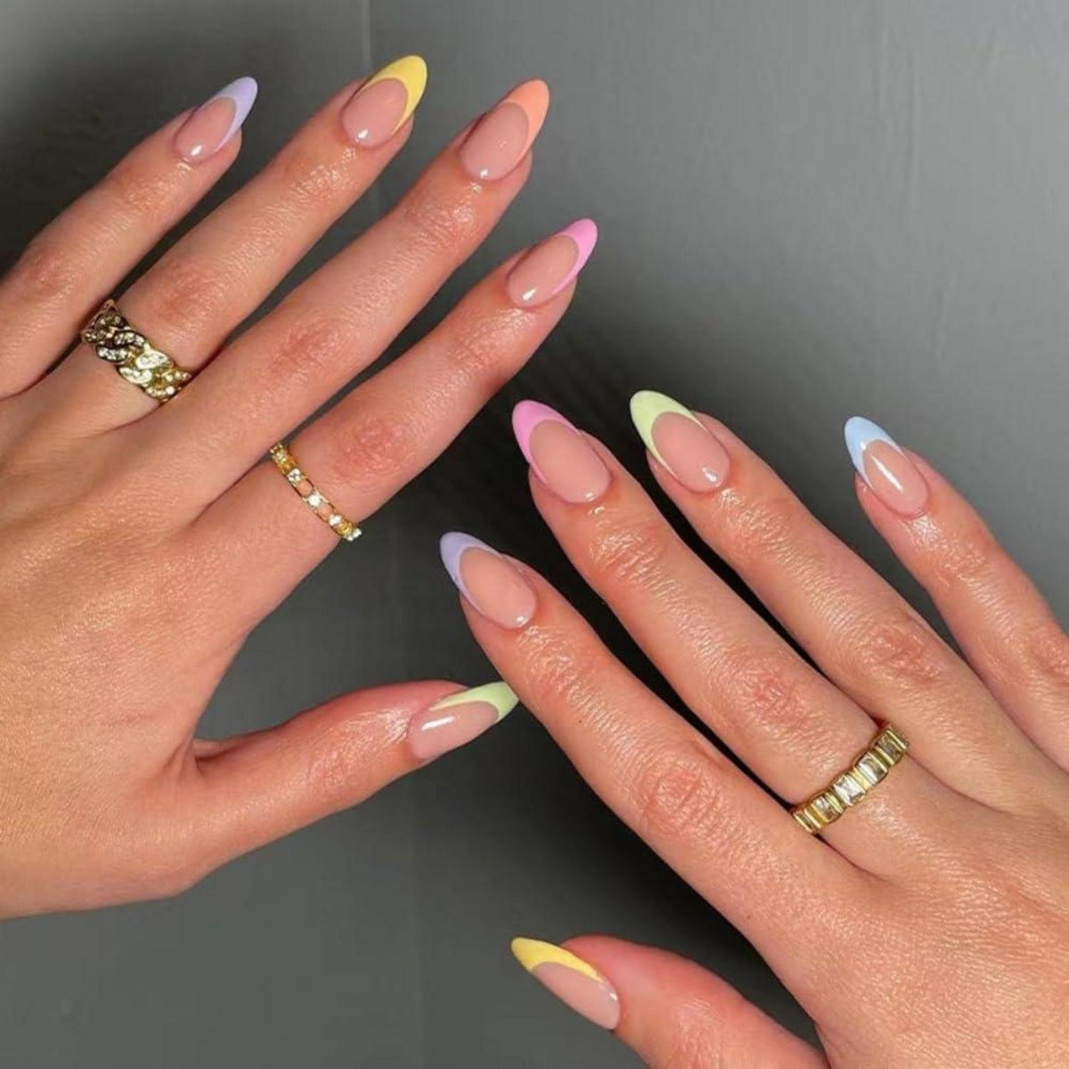 Kurze French Tip Nägel zum Aufkleben – Bunt & Mandel Form
