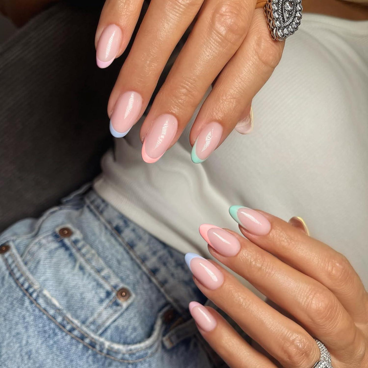 Kurze French Tip Nägel zum Aufkleben – Bunt & Mandel Form