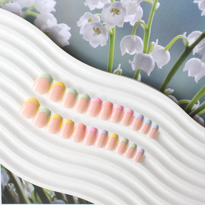 Kurze French Tip Nägel zum Aufkleben – Bunt & Mandel Form