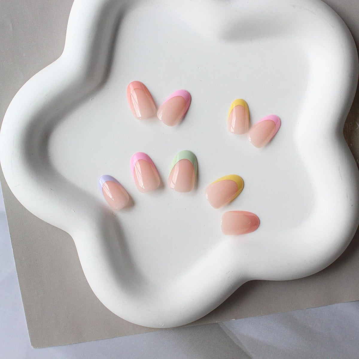 Kurze French Tip Nägel zum Aufkleben – Bunt & Mandel Form
