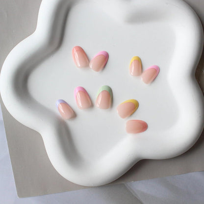 Kurze French Tip Nägel zum Aufkleben – Bunt & Mandel Form